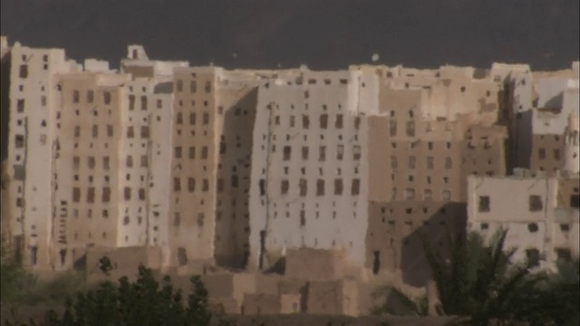 热浪在也门希巴姆沙漠小镇的泥砖高层建筑中翻腾。视频下载