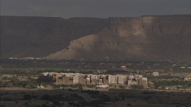 泥砖城市希巴姆位于也门一个低矮的沙漠山谷。视频素材