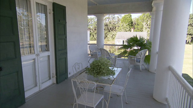 在Evergreen Plantation房子的阳台边缘，有一排紧闭的门。高清。视频下载