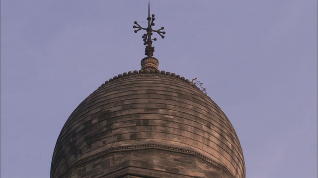 一个风向标坐落在孟买市政公司大楼的圆顶塔楼上。高清。视频下载
