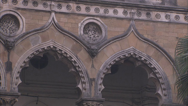 在印度孟买，美丽的拱门装饰着建筑的外部。高清。视频下载