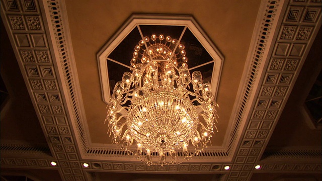 一个美丽的水晶吊灯悬挂在泰姬陵酒店餐厅的天花板上。视频下载