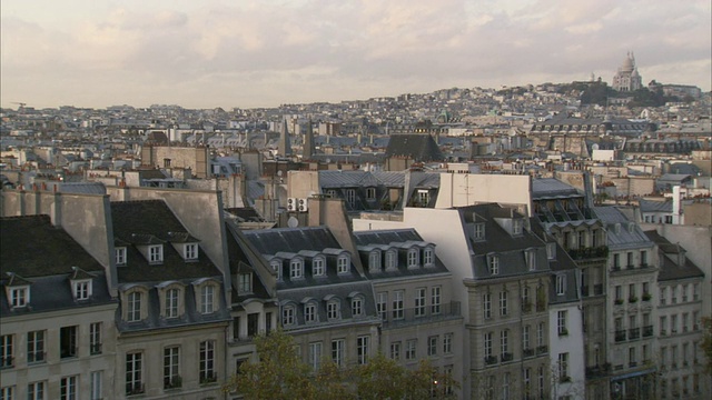 在巴黎，从圣心教堂到埃菲尔铁塔都有成排的房屋。高清。视频下载
