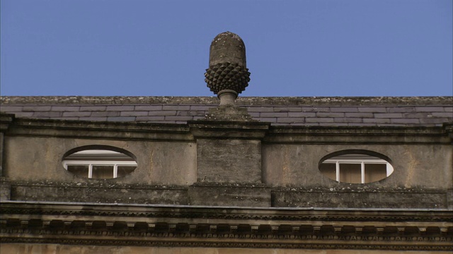 在英国巴斯，一个石头的橡子装饰着一座乔治时代建筑的护墙，这是马戏团的一部分。高清。视频下载