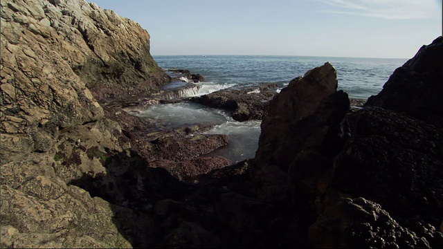 海浪冲过海岸的巨石。高清。视频素材