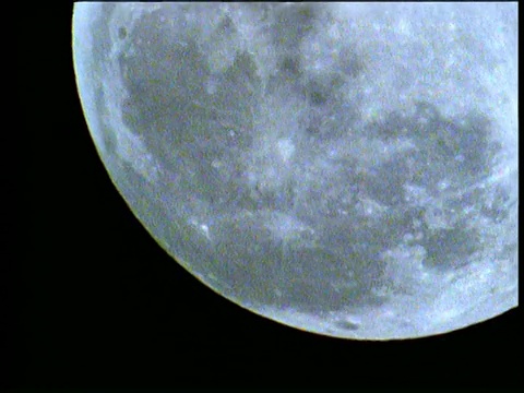 把巨大的满月倾斜到漆黑的天空视频下载