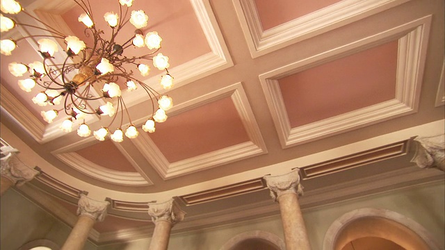 亚马逊剧院天花板的嵌板上悬挂着枝形吊灯。高清。视频下载