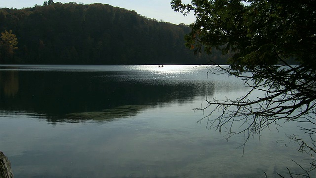 在纽约绿湖州立公园，一艘船漂浮在宁静的湖面上。高清。视频素材
