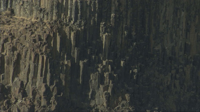 岩柱覆盖着悬崖。高清。视频下载