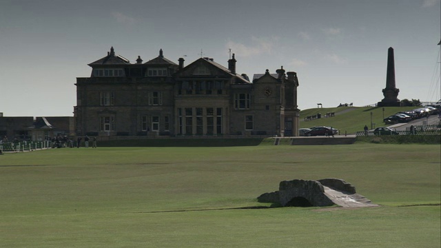 苏格兰圣安德鲁斯的俱乐部会所和老球场高尔夫球场。高清。视频下载