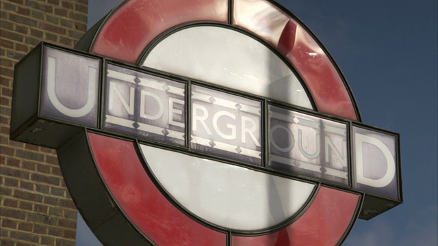 伦敦Rayners Lane地铁站外的一个20世纪20年代风格的伦敦地铁标志。高清。视频下载