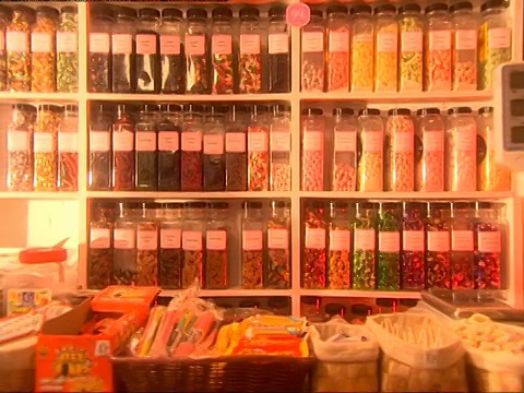 糖果店的货架上摆满了成罐的糖果。视频下载