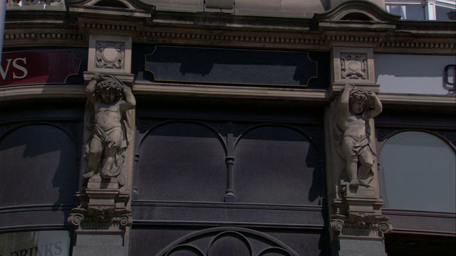 利兹市桑顿拱廊外的柱子上装饰着小天使的雕塑。高清。视频下载