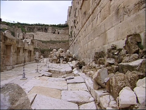 一条由古砖砌成的断裂小路从圣殿山遗址的城墙中间穿过。视频下载