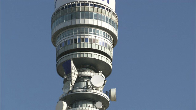 伦敦的英国电信塔由卫星天线和观测窗口组成。高清。视频素材