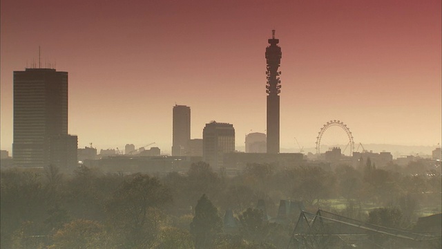 从樱草花山望去，一片薄雾笼罩着伦敦的轮廓。高清。视频素材