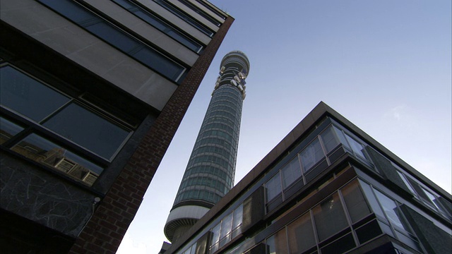 伦敦电信塔耸立在高楼上。高清。视频素材