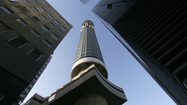 英国电信塔耸立在周围的高楼上。高清。视频素材