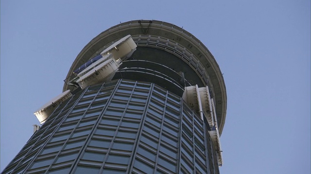 英国电信塔在邻近的办公大楼上空拔地而起。高清。视频素材