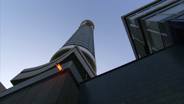 在英国电信塔的基座附近，有一盏橙色的灯在发光。高清。视频素材