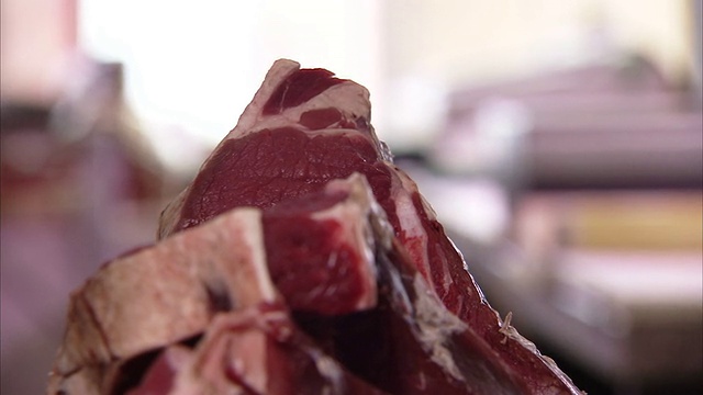 屠夫把一块肉切成牛排。高清。视频素材