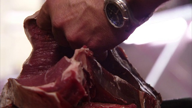 屠夫用屠刀切红肉。高清。视频素材