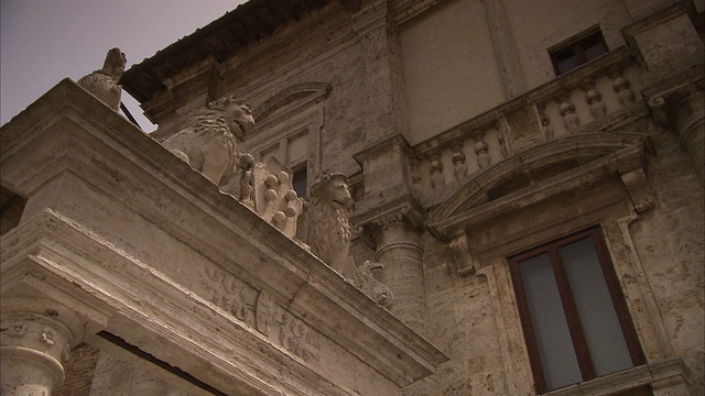在托斯卡纳的蒙特普恰诺，狮子雕像被描绘在大教堂的顶部。高清。视频素材
