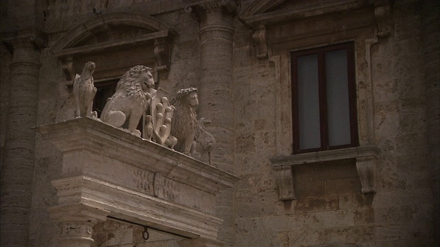 在托斯卡纳的蒙特普恰诺，一座教堂的屋顶上陈列着雕像。高清。视频素材