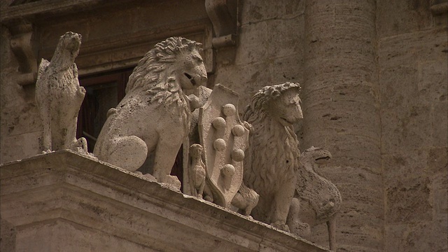 在托斯卡纳的蒙特普恰诺，一座教堂的屋顶上展示着雕像。高清。视频素材