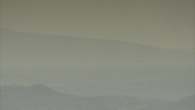 意大利托斯卡纳的乡村笼罩着一层薄雾。高清。视频素材