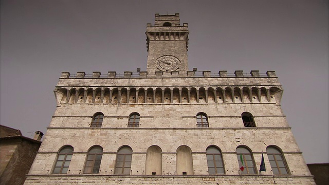 意大利蒙特普契亚诺市的钟楼和有垛口的城垛。高清。视频素材
