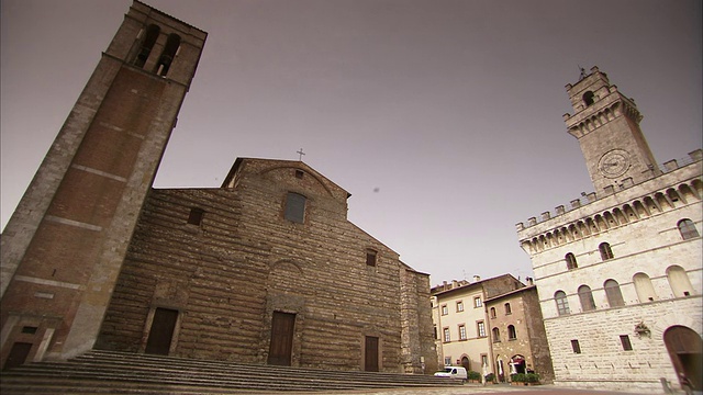 意大利蒙特普尔西亚诺大教堂和市政厅的钟楼勾勒出阴天的轮廓。高清。视频素材