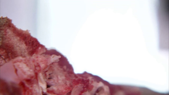 在意大利的一家商店里，一位屠夫把肉切成大块。高清。视频素材