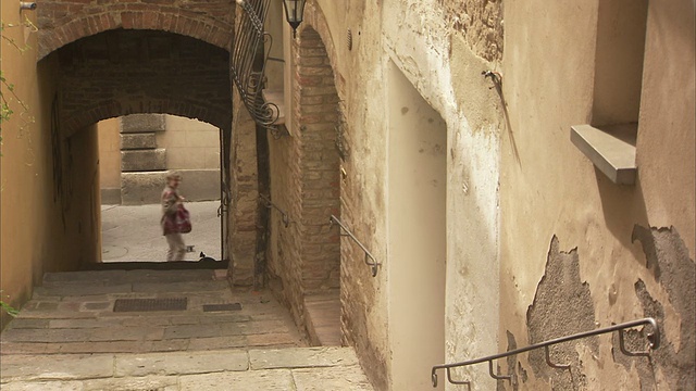 行人走过托雷迪普尔西内拉的楼梯，在意大利蒙特普尔西亚诺。高清。视频素材