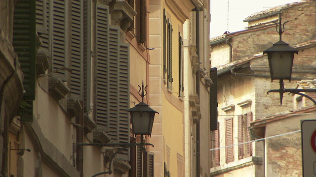意大利蒙特普恰诺(Montepulciano)的公寓里有百叶窗。高清。视频素材