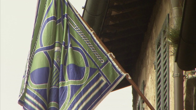在意大利蒙特普尔契亚诺的托雷迪普尔契内拉，一面旗帜在微风中飘扬。高清。视频素材