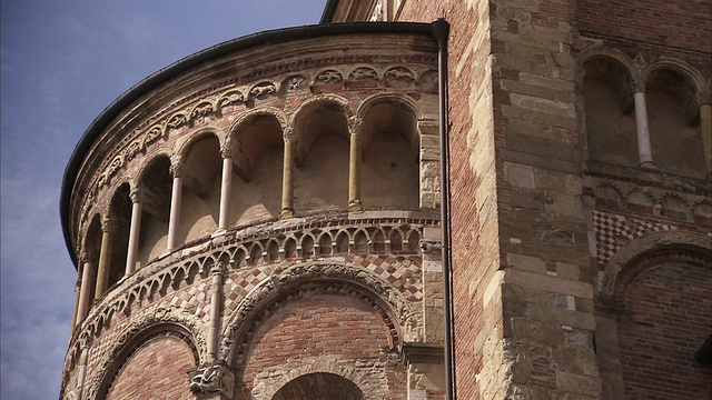 圆柱支撑着帕尔马大教堂洗礼室周围的拱门。高清。视频下载