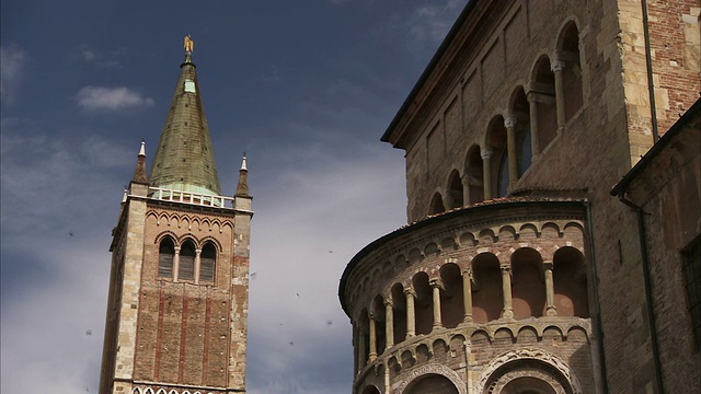 帕尔马大教堂的钟楼就在洗礼堂附近。高清。视频下载