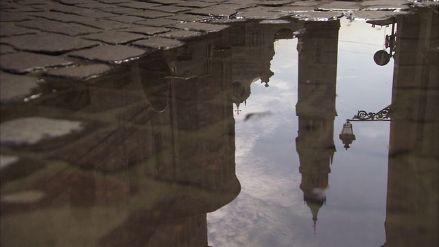 帕尔马大教堂的钟楼倒映在一滩水里。高清。视频素材