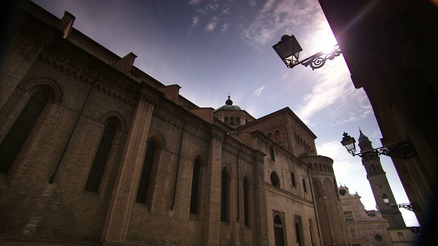 帕尔马大教堂拥有经典的罗马式建筑。高清。视频下载