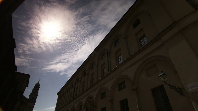 明亮的阳光勾勒出帕尔马主教宫壮丽建筑的轮廓。高清。视频下载