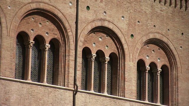 意大利帕尔马主教宫的大拱门、小拱门、三柱结构。高清。视频下载