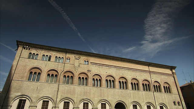 飘渺的喷气轨迹与意大利帕尔马主教宫的坚固建筑形成对比。高清。视频下载