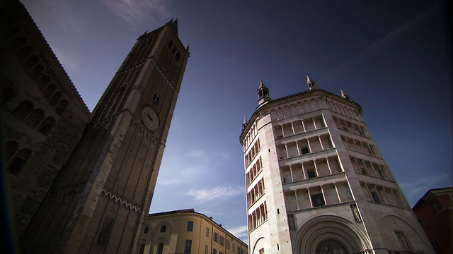 蓝天环绕着帕尔马洗礼堂、主教宫和帕尔马大教堂。高清。视频下载