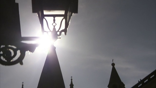 帕尔马大教堂的钟楼在明媚的阳光下巍然耸立。高清。视频下载