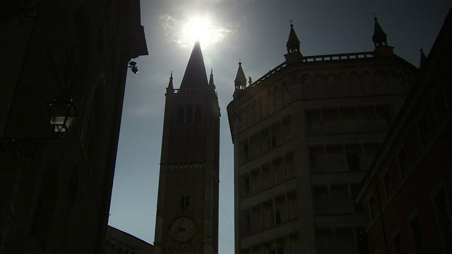 帕尔马大教堂、主教宫和帕尔马洗礼堂在明亮的阳光下呈现出剪影。高清。视频下载