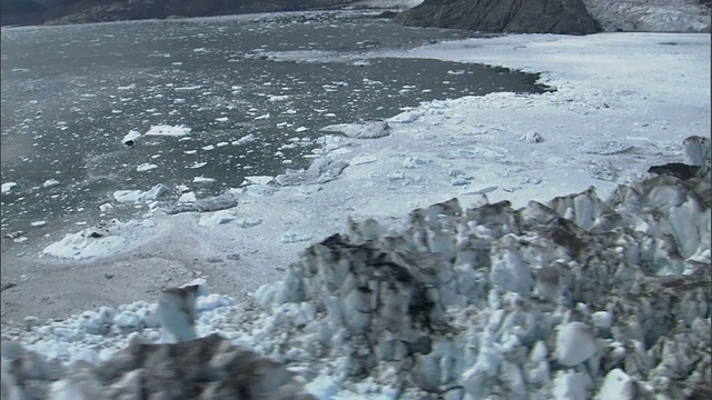 穿越参差不齐的哥伦比亚冰川，到达阿拉斯加的威廉王子湾。高清。视频下载