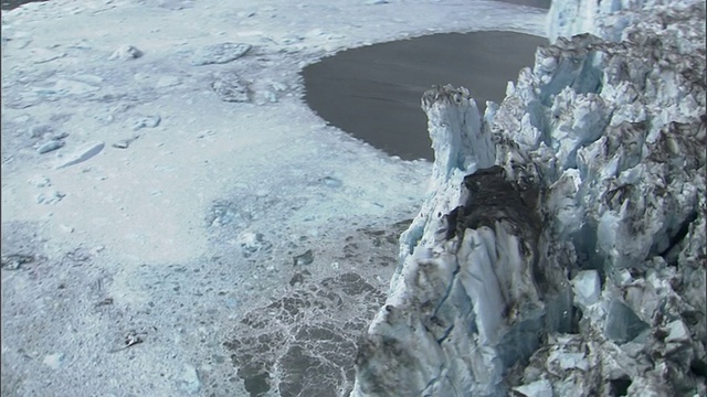 锯齿状的哥伦比亚冰川与阿拉斯加的威廉王子湾接壤。高清。视频下载