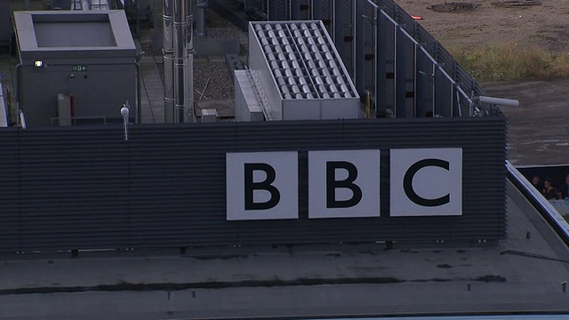 英国广播公司的标志在索尔福德码头的英国广播公司大楼的一侧。高清。视频下载