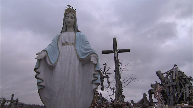 圣母玛利亚的雕像在十字架山伸出双手。高清。视频下载